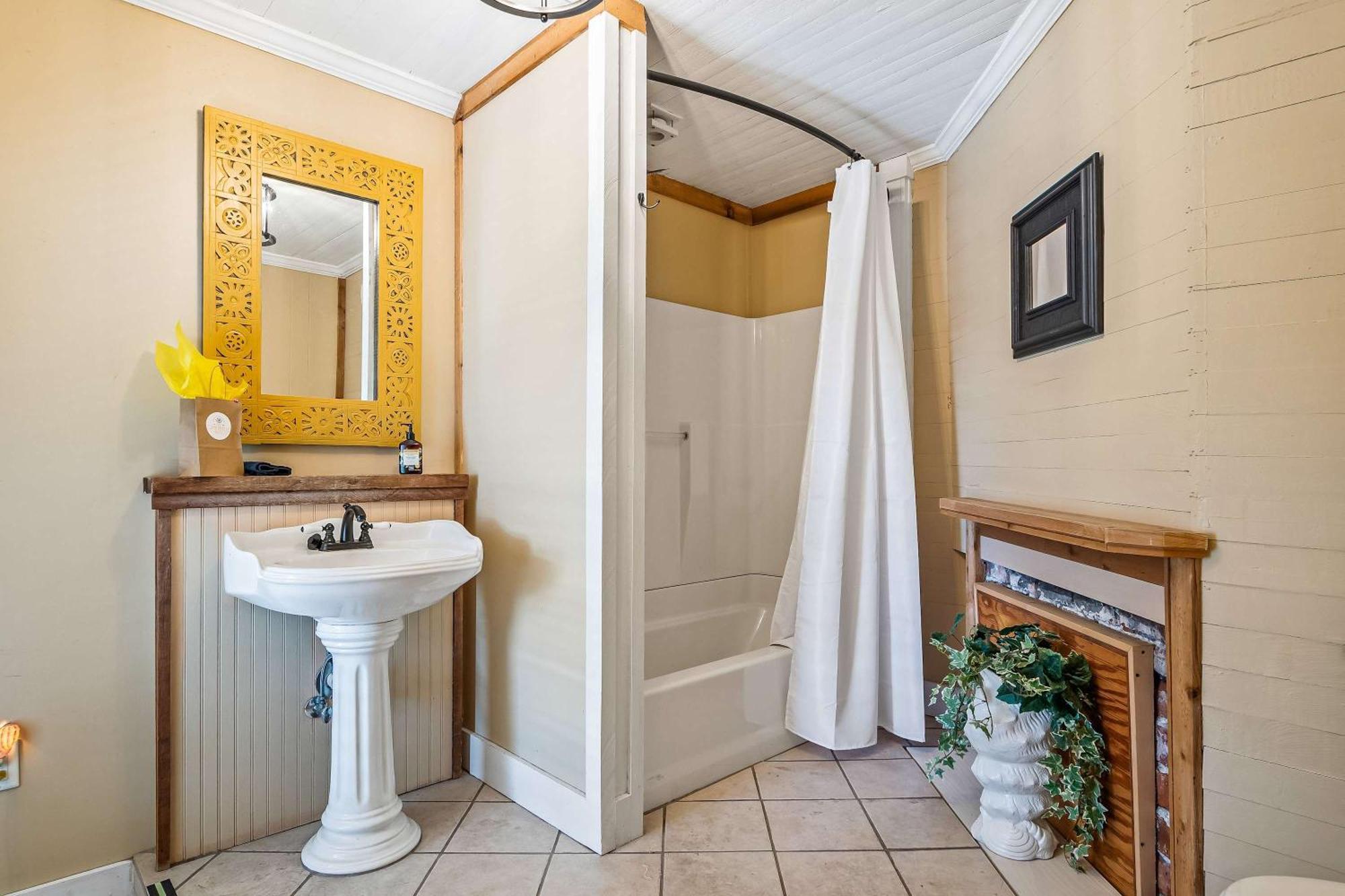 Old Carrabelle Hotel Hemingway Suite Bagian luar foto